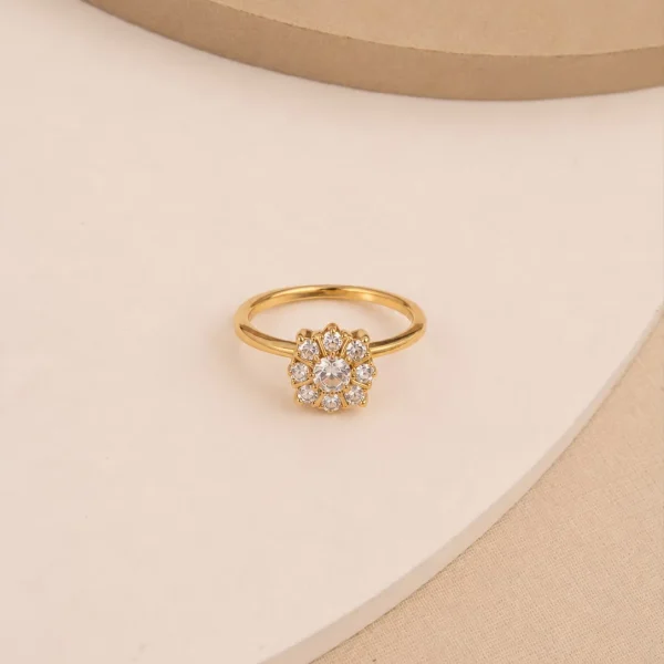 ANEL ÍRIS SOLITÁRIO FLOR COM ZIRCÔNIAS TAM. 14 BANHADO A OURO 18K