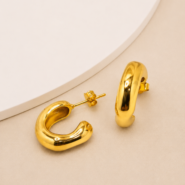 BRINCO VIRA MEIA ARGOLA ORGÂNICA TUBULAR COM PONTA ACHATADA BANHADO A OURO 18K