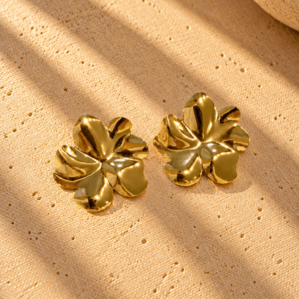 Brinco Musa – Flor Orgânica Lisa Trabalhada 40mm – Banhado a Ouro 18K