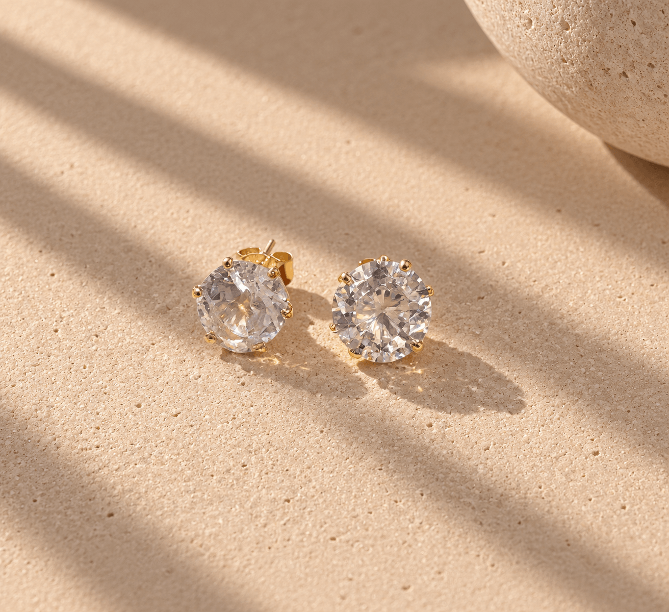 15624216763-brincos-de-diamante-sob-luz-dourada-1