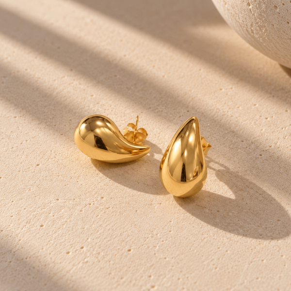 Brinco Fascínio – Gota Orgânica Lisa – Banhado a Ouro 18K