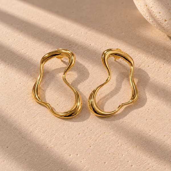 Brinco Intensa – Orgânico Vazado – Banhado a Ouro 18K