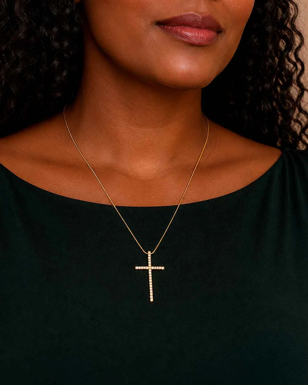 15625003104-colar-cruz-dourada-com-diamantes