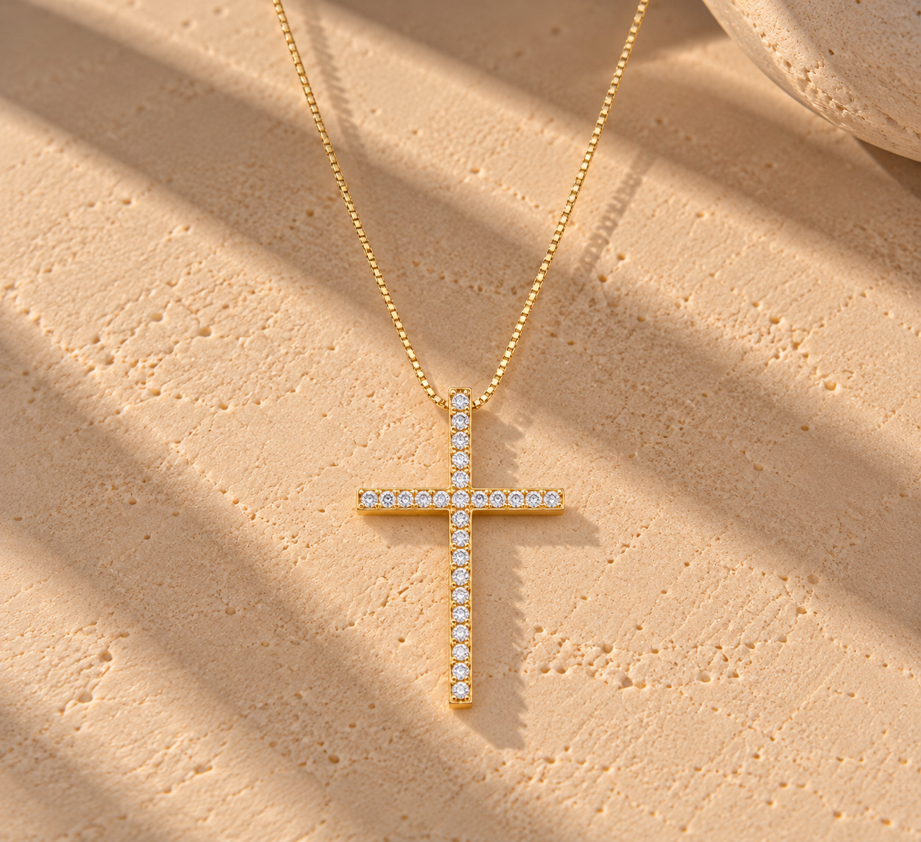 15625003104-colar-cruz-dourada-com-diamantes