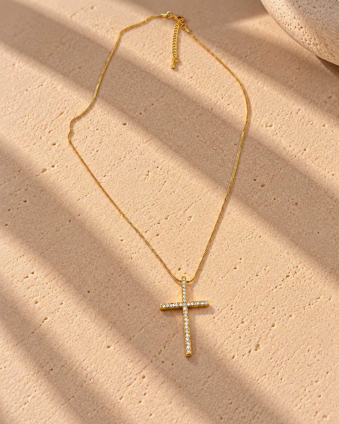 Colar Esperança – Cruz Cravejada com Zircônias – Banhado a Ouro 18K - Imagem 3