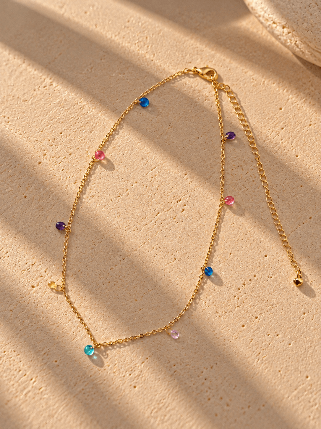 15625010701-colar-dourado-com-micangas-coloridas-1
