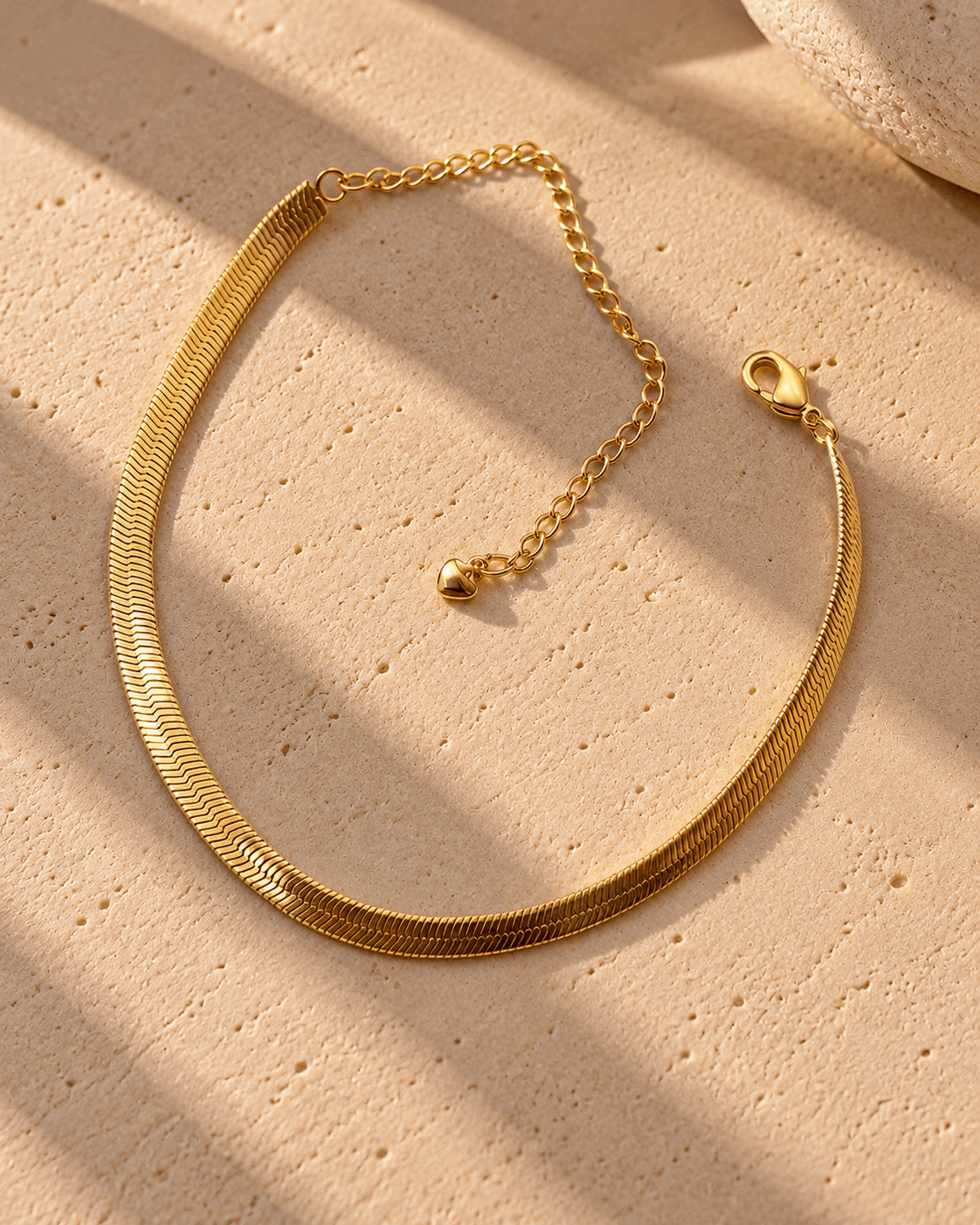 15625029009-colar-dourado-em-luz-de-verao-1