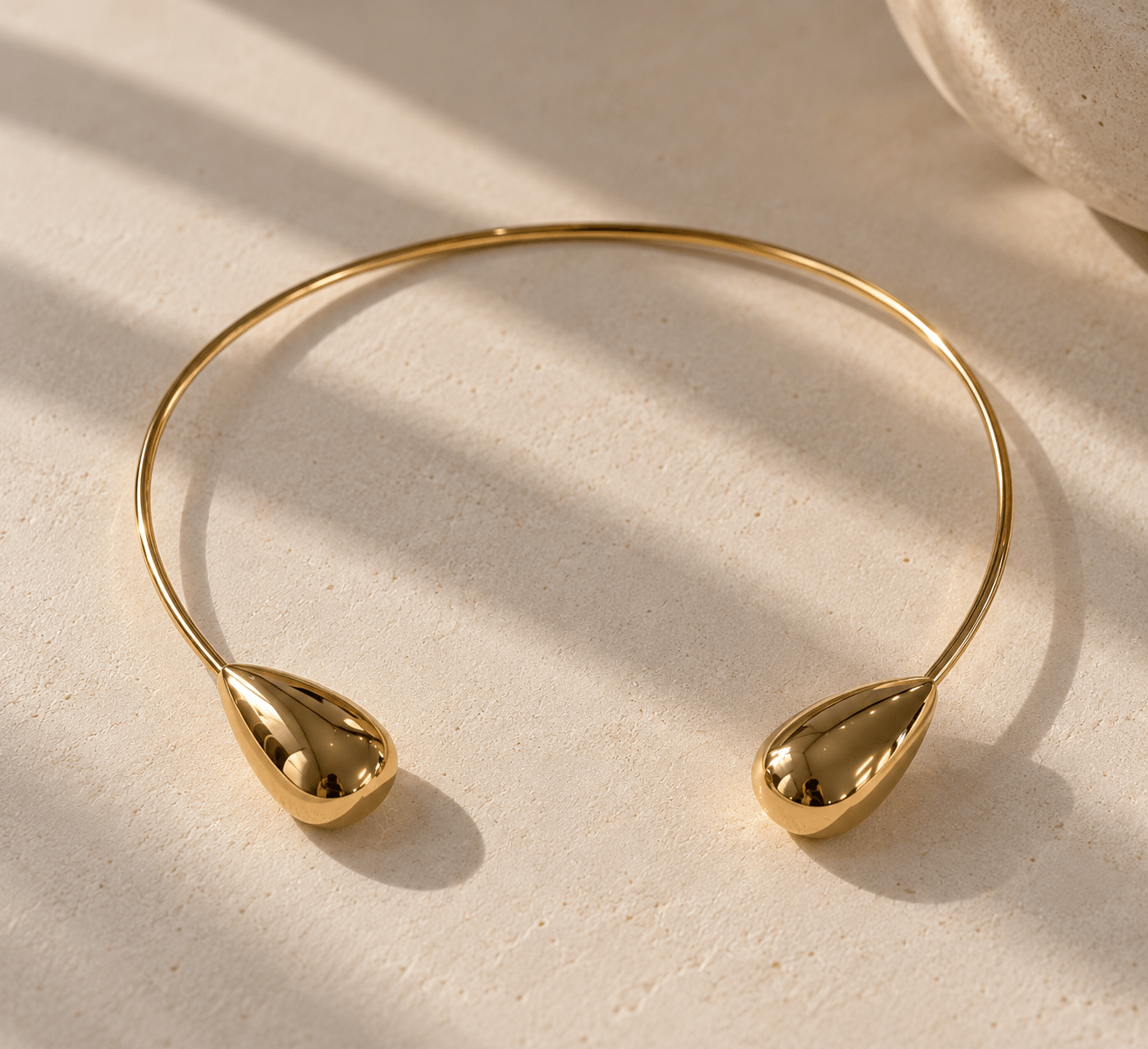 15625076501-colar-dourado-em-luz-natural-1