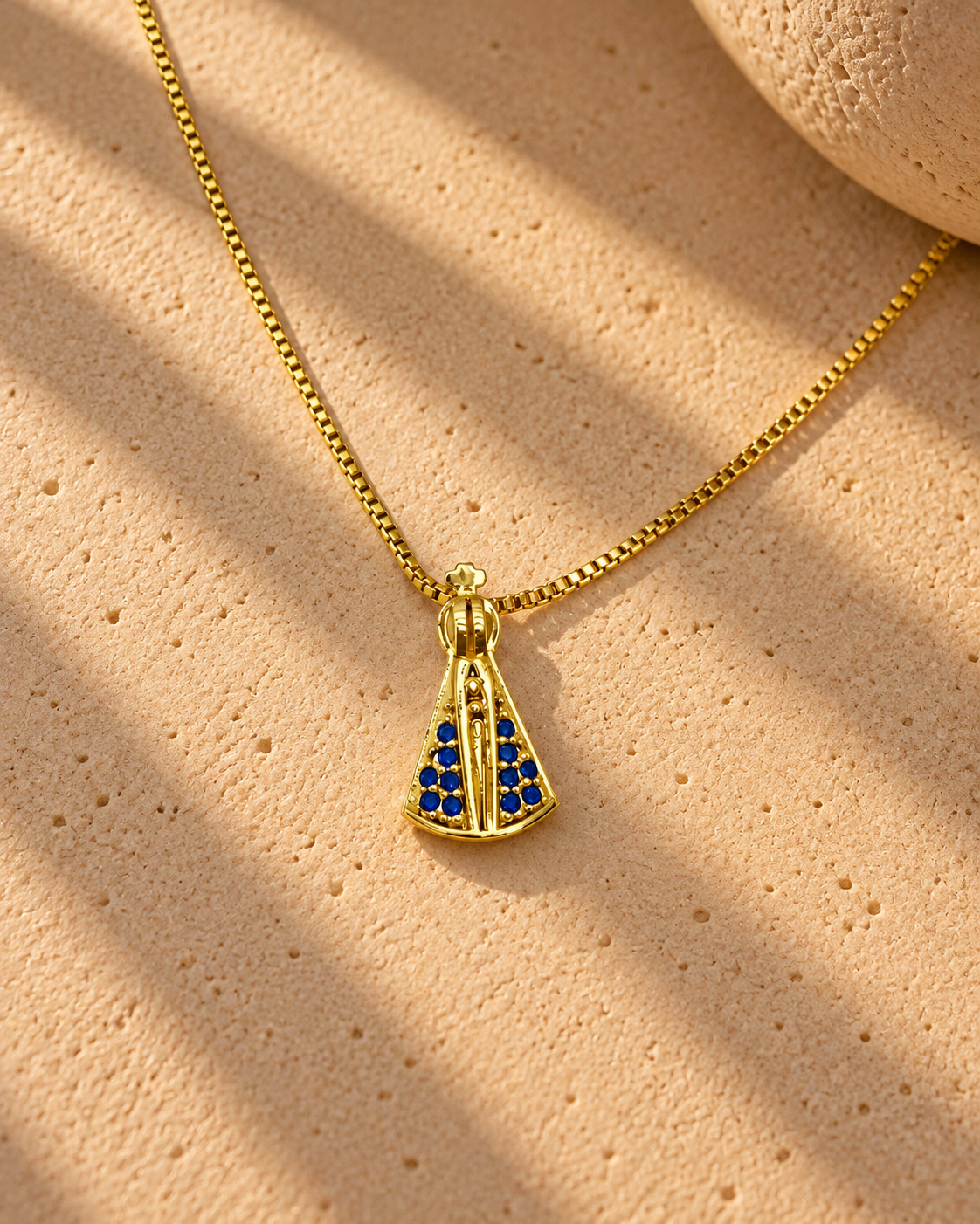 15627496613-colar-dourado-com-pingente-azul-ma-hui